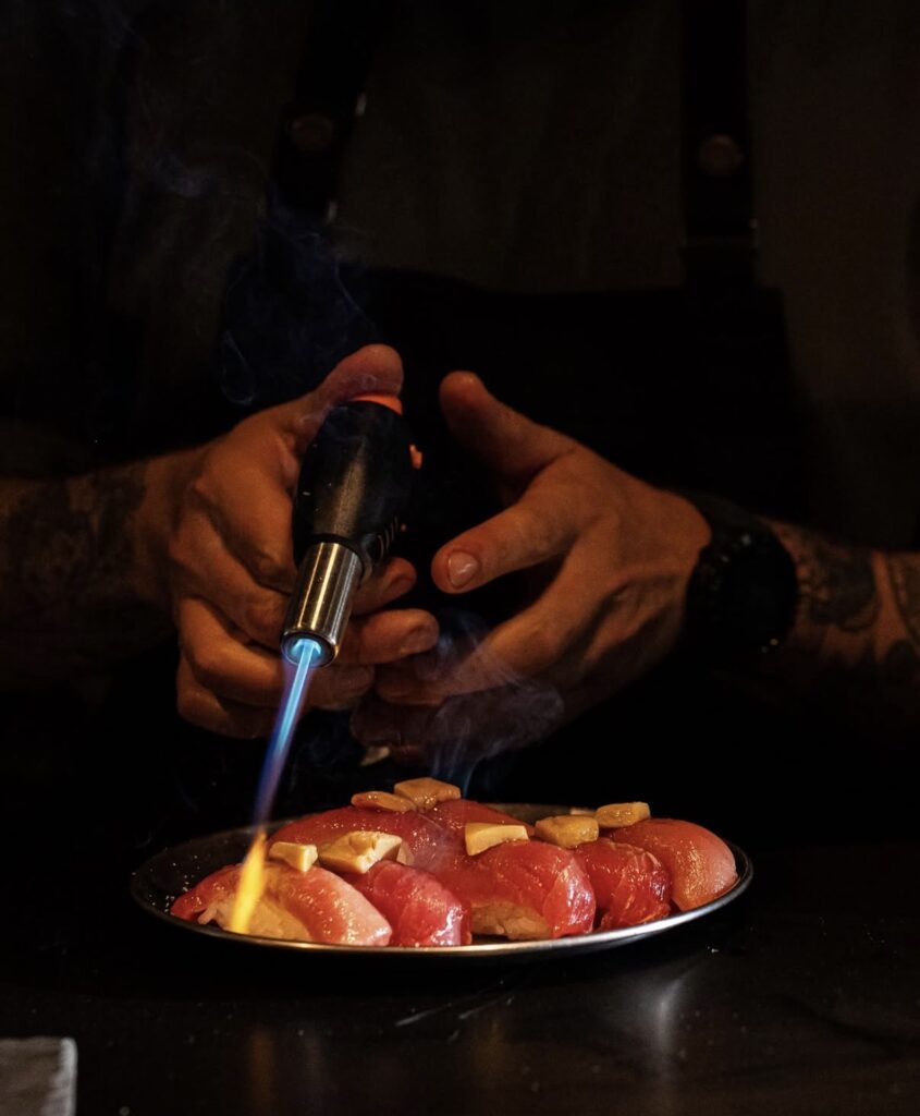 De los mismos guionistas de Taller de Ostiones nace Chopsticks