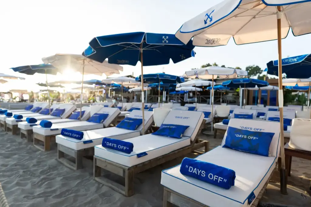 Off-White rediseña La Plage Casanis de Marbella para este verano
