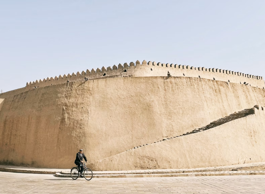 Bankir Khiva: un refugio de seda, memoria y luz en el corazón de Jiva