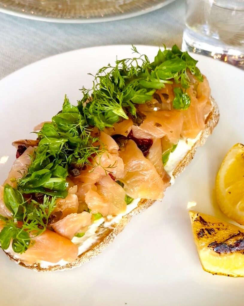 emilio toast de salmón
